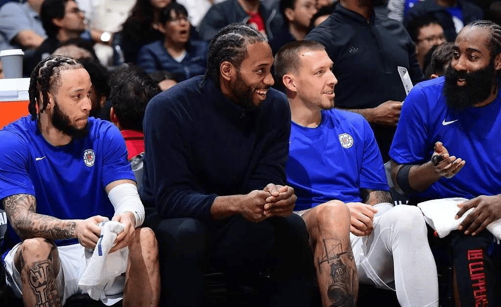 利物浦vs毕包第20分钟比赛暂停，全场球员、观众鼓掌致敬若塔（利物浦战毕尔巴鄂第20分钟暂停，全场球员与球迷鼓掌致敬若塔）