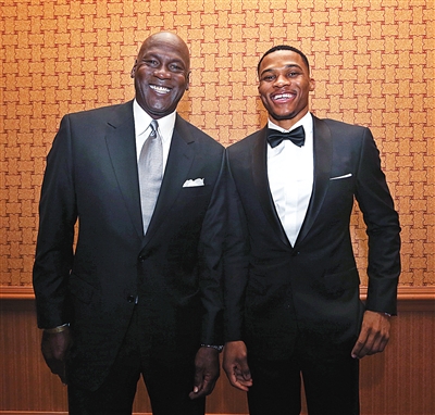 追光丨“第十二人”的热爱，让三十一年的坚守更有意义（追光丨“第十二人”用热爱点亮三十一年的坚守）